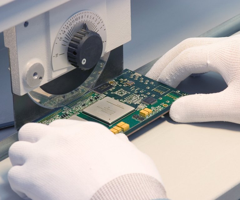Digitron-ES_chopping-mainboard-wafer_1689708