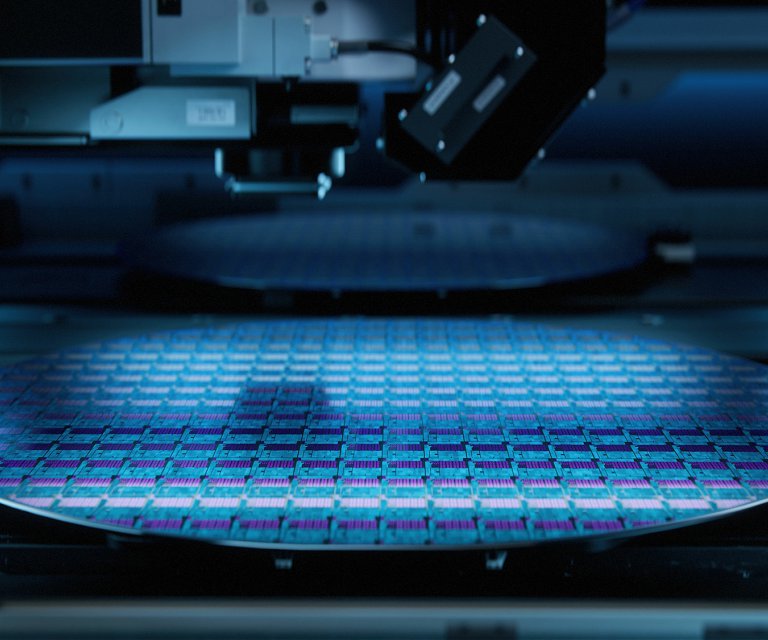 Digitron-ES_silicon-wafer-during-production_486011988